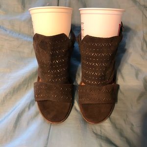 Seychelles- Taupe/Brown- Women’s sueded open toe, block heel- 8.5M